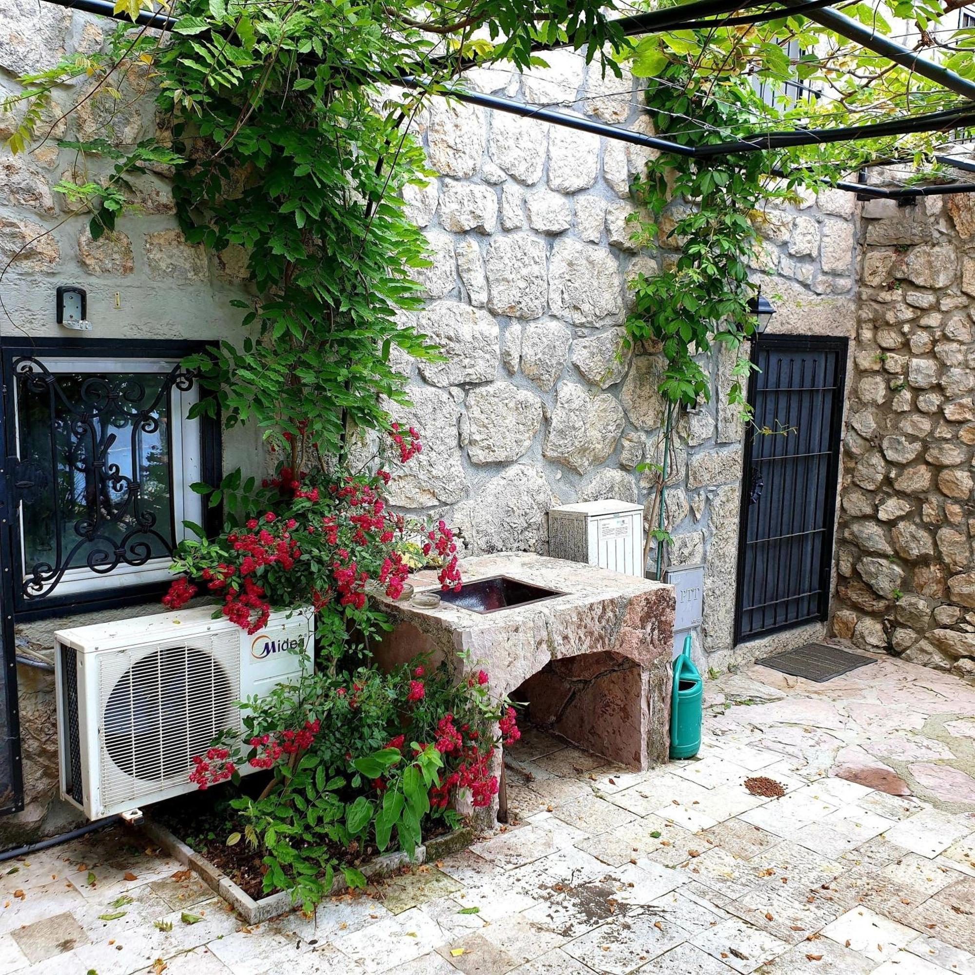 Steinhaus Mimi 2 Holiday home Budva